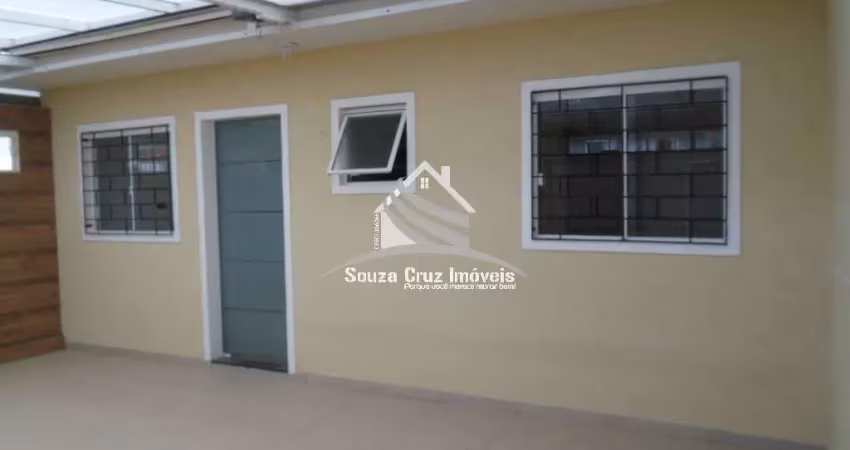 Casa frente para rua - desocupada - 02 quartos - ótima localização.