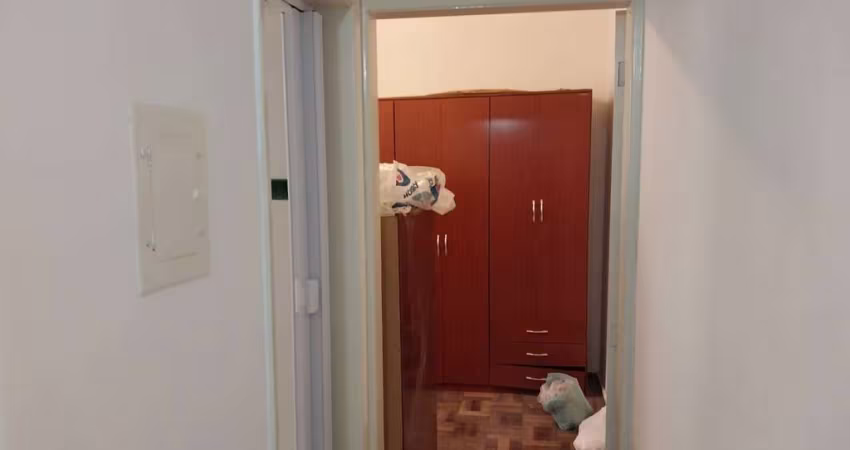 Oportunidade, partamento 1 dorm. demais peças, Trav. do Carmo.
