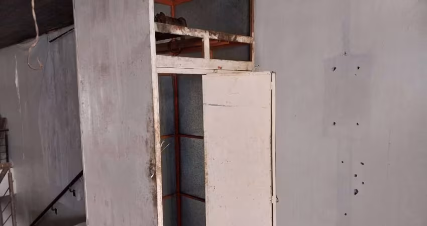 Prédio na Duque de Caxias, desocupado espaço amplo. Preço atrativo.