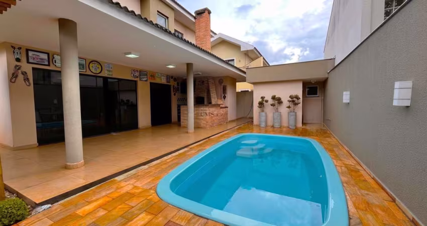 Casa em Condomínio com 4 quartos - 235m²