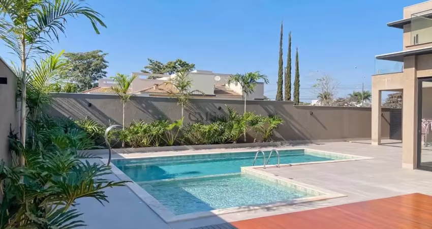 Casa em Condomínio com 4 suítes - 310m² - 4 vagas