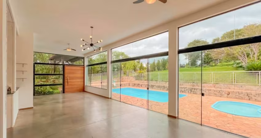 Casa em condomínio à venda, 3 suítes,  330 m²
