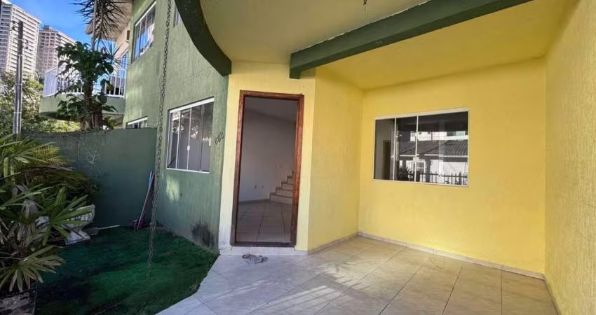 Sobrado disponível para locação anual em Meia Praia
