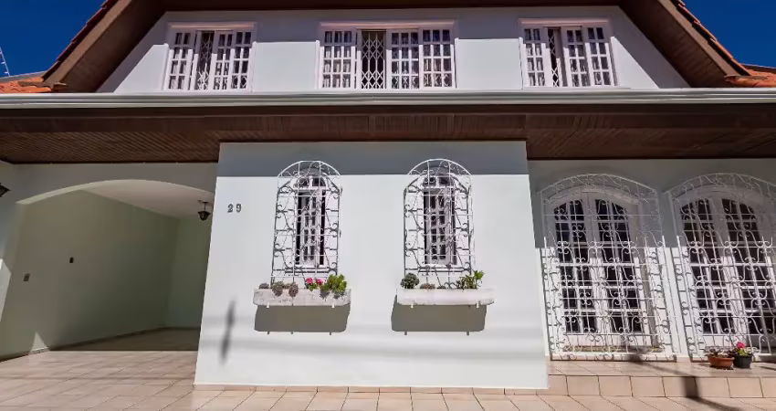 Casa ampla com 5 quartos sendo 3 suítes no bairro portão
