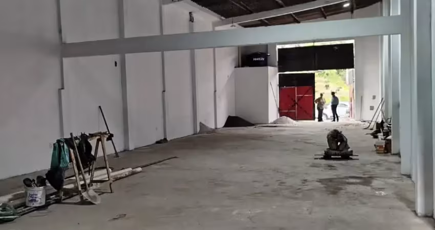 Excelente galpão de 400 m2, em localização privilegiada para locação