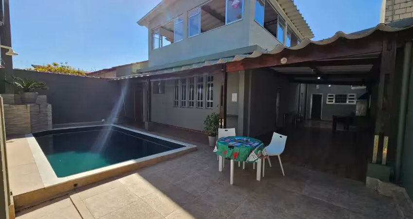 Casa 04 dormitorios,  30 metros do mar!!