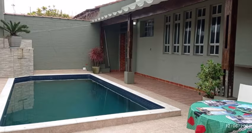 Casa 04 dormitorios,  30 metros do mar!!
