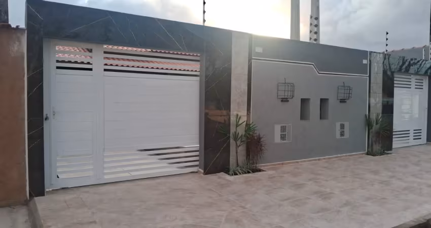 Casa nova 02 dormitorios 600 metros da pista com piscina em itanhaém