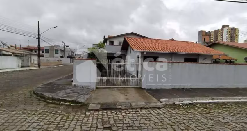 Casa de alvenaria, localizada em região nobre do bairro cordeiros