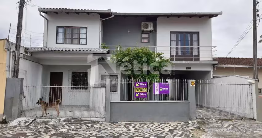 VENDE-SE EXCELENTE SOBRADO DE 6 DORMITÓRIOS NO BAIRRO SÃO VICENTE, ITAJAÍ