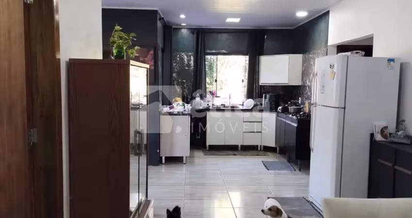 Espaçosa casa  com quintal frutífero, no bairro itaipava.