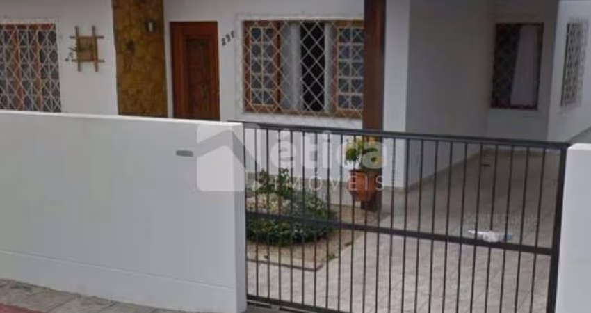 Excelente Casa de 3 Dormitórios com Edícula no Bairro São Judas em Itajaí