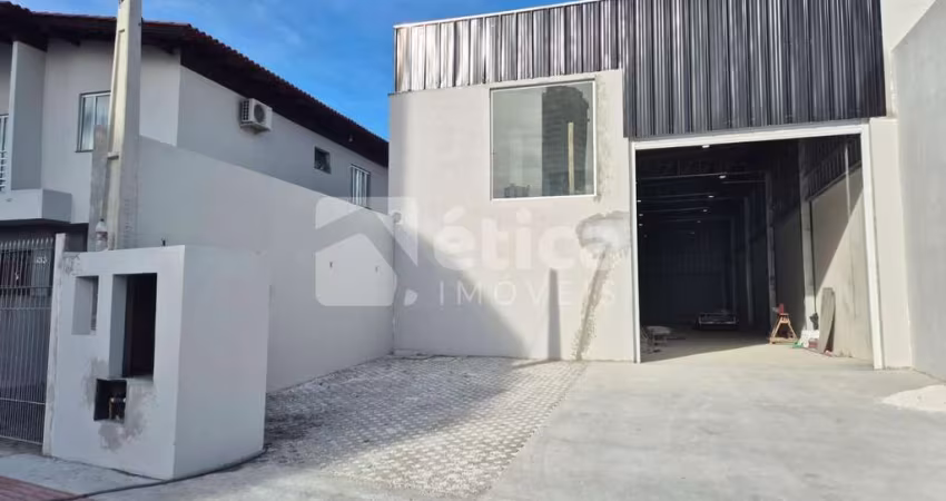 Galpão de 350 m  para locação no Bairro São Judas, em Itajaí.