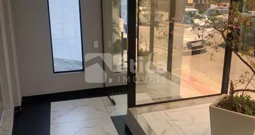 Apartamento semi mobiliado no centro de  itajaí. valor original  r  3.400,00 c  desc de r  400,00