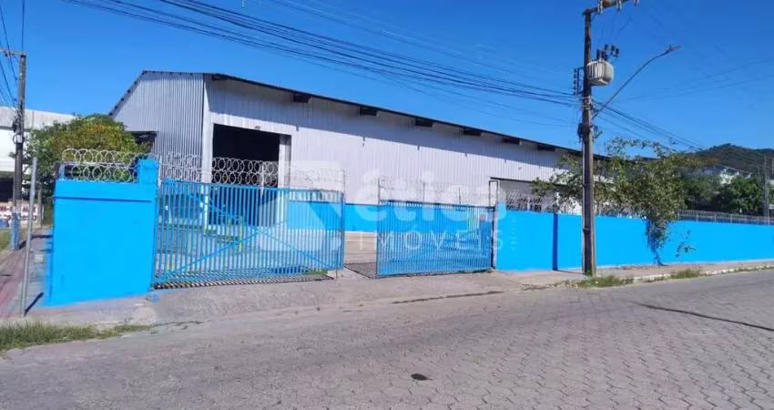 Locação de galpão 1.200m  com pátio amplo concretado para carretas em itajaí