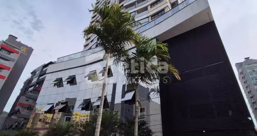 Apartamento 2 suítes semimobiliado no centro de itajaí. lazer completo