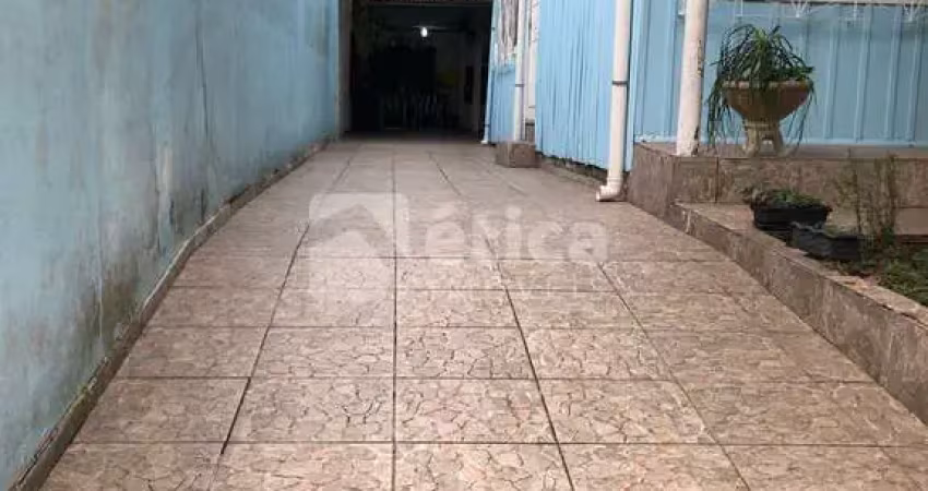 Casa ampla com dois pisos à venda, em excelente localização no são vicente.