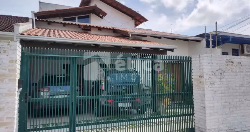 Belíssimo sobrado averbado, com excelente localização