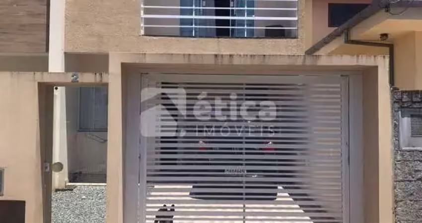 Desfrute deste sobrado geminado de brilhar os olhos com ótima localização