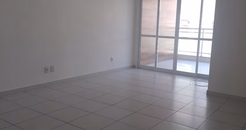 Apartamento a venda nos Cavaleiros com 03 quartos
