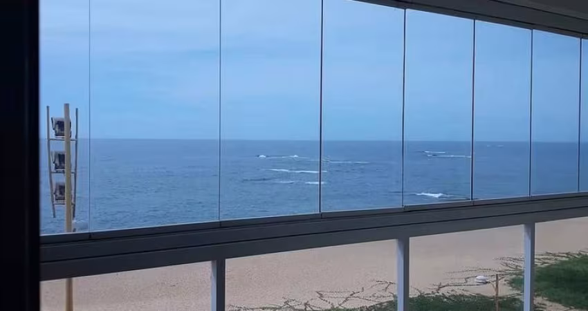Excelente apartamento frente ao mar com 03 quartos sendo 02 suítes