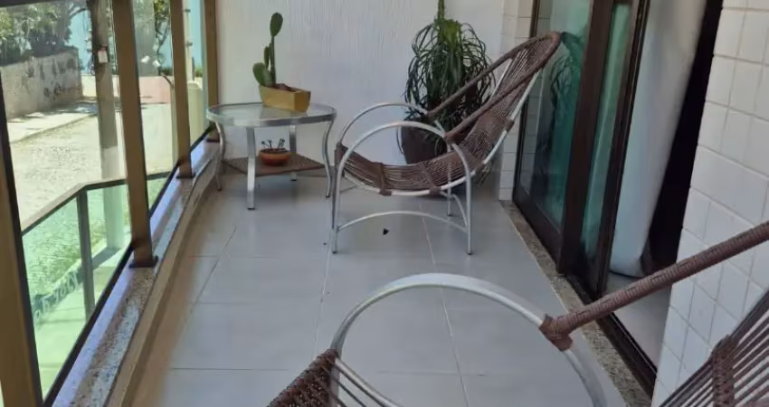 Excelente apartamento com 03 quartos/suíte e área externa na praia do pecado