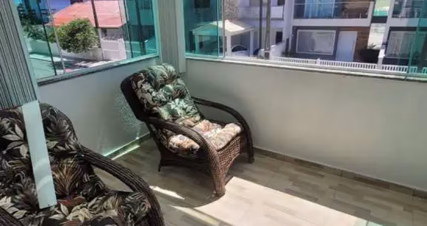 Sobrado com piscina, área gourmet, 03 quartos com suíte, 70 metros do Mar em Matinhos PR