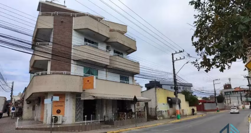 Prédio Comercial e Residencial 05 apartamentos e sala comercial  em Camboriú - SC