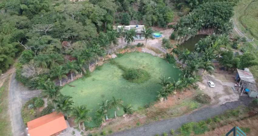 Sítio lindo, com casa e barracão, a 400 metros da br 101 (até janeiro vai ser calçada) no bairro morretes em tijucas - sc