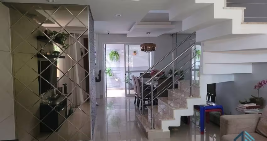 Sobrado em condomínio, 03 quartos c/suíte, terraço, espaço Gourmet, no Barreirinha/Boa Vista em Curitiba PR