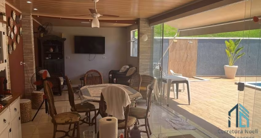Casa em Condomínio a venda, 04 quartos sendo duas suítes, piscina em Cajati SP