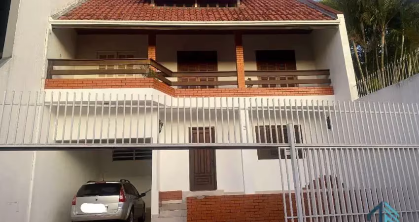 Sobrado em condomínio, 03 quartos c/suíte, área gourmet com churrasqueira no bairro guabirotuba em curitiba pr