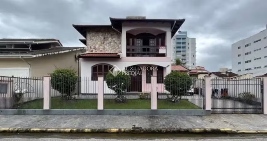 Casa com 3 quartos à venda na Rua Francisco Petry, 104, Centro, Biguaçu