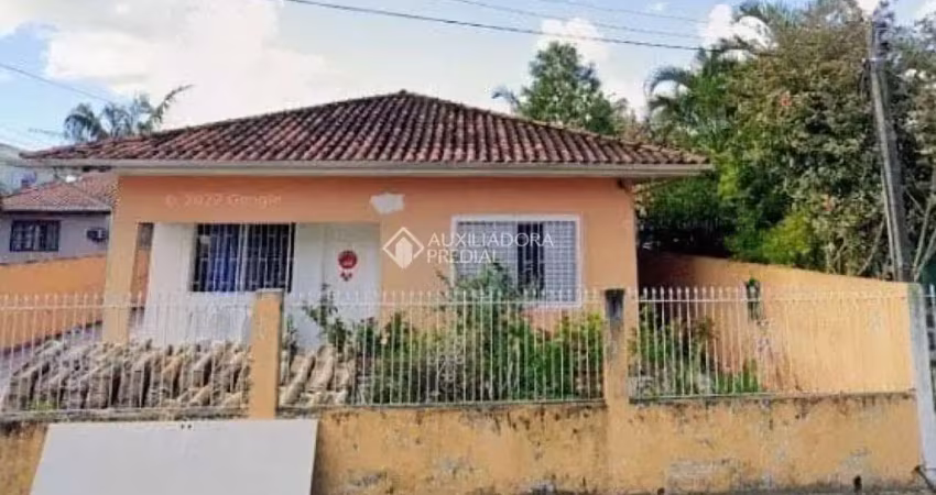 Casa com 2 quartos à venda na Rua Raimundo Starosky, 489, Carianos, Florianópolis