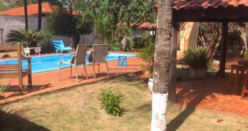 Linda chácara a venda com 2 casas no Portal dos Ipês