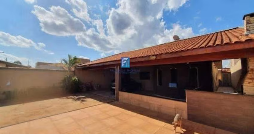 Casa à venda com 3 dormitórios sendo 1 suíte no Cândido Port