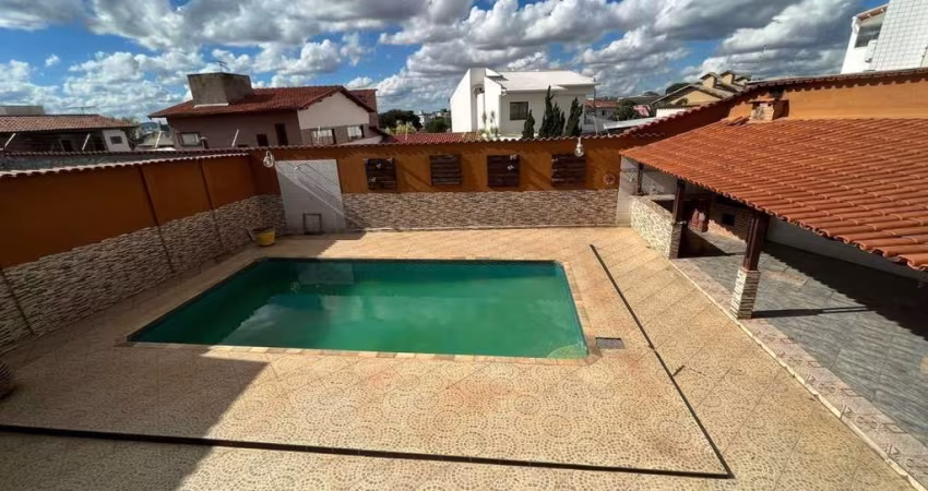 Casa com 4 quartos para alugar em Contagem
