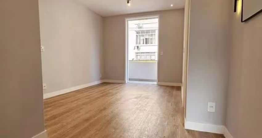 Apartamento de Andar Baixo à venda em Botafogo com 3 Quartos e 3 Banheiros.