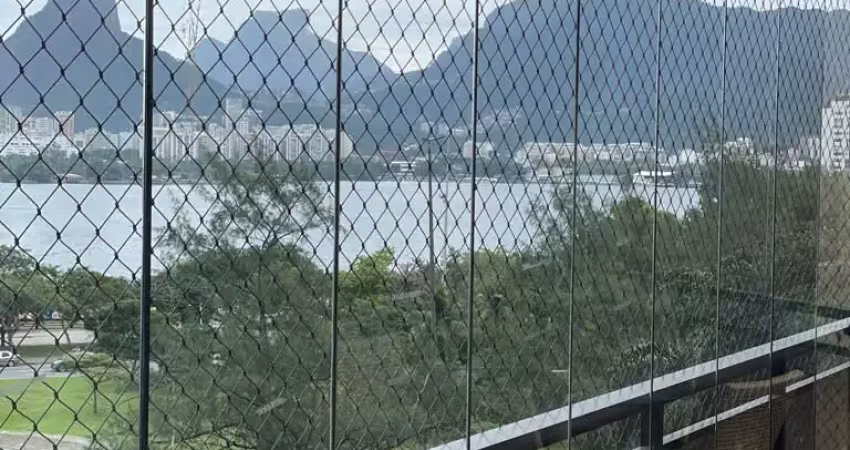 Apartamento de andar baixo com vista lagoa à venda com 3 suítes e 3 vagas.