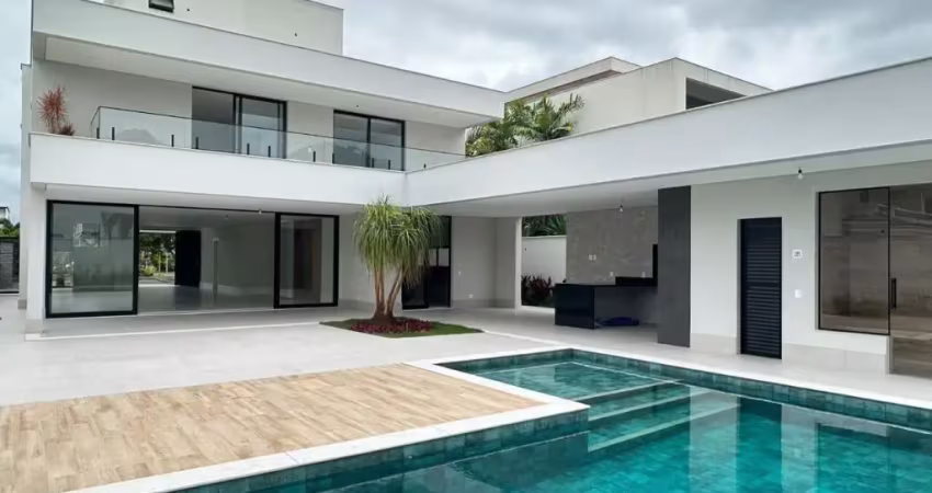 Casa duplex no alphaville de 600m² à venda com 5 suítes e 5 garagens.