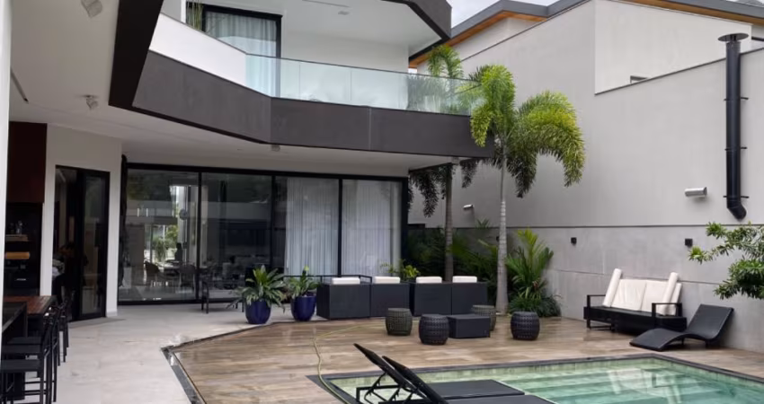 Casa Triplex de 667m² com 5 Suítes e 2 Vagas à venda no Alphaville Barra da Tijuca