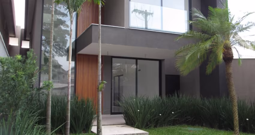 Casa Triplex Contemporânea à venda no Interlagos de Itaúna