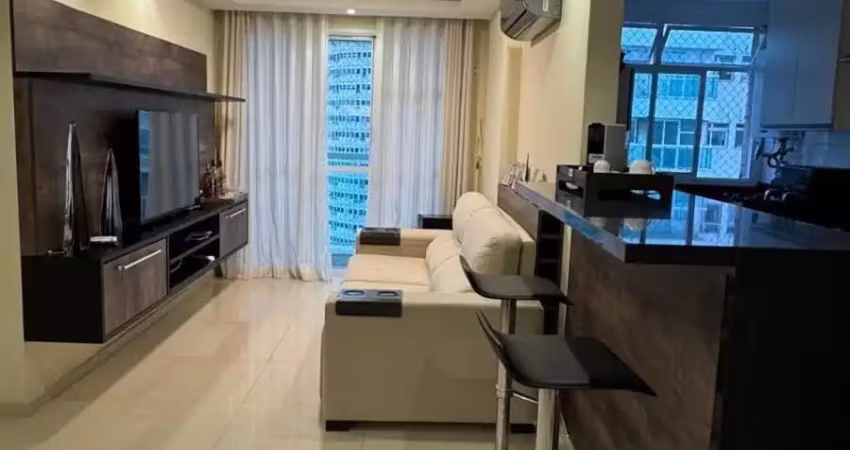 Apartamento reformado de andar alto com 2 quartos no abm - barra da tijuca
