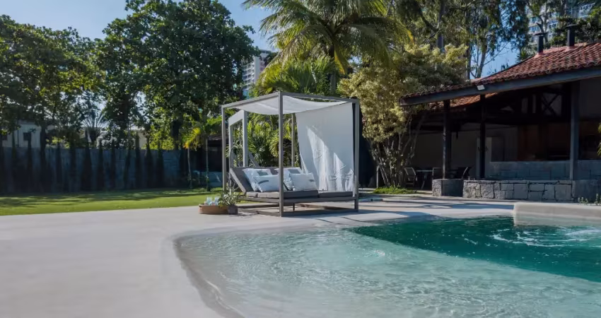 Casa duplex contemporânea com  7 suítes no condomínio nova ipanema