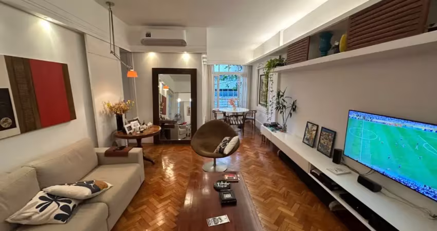 Apartamento modernizado em andar baixo com 2 quartos à venda no leblon