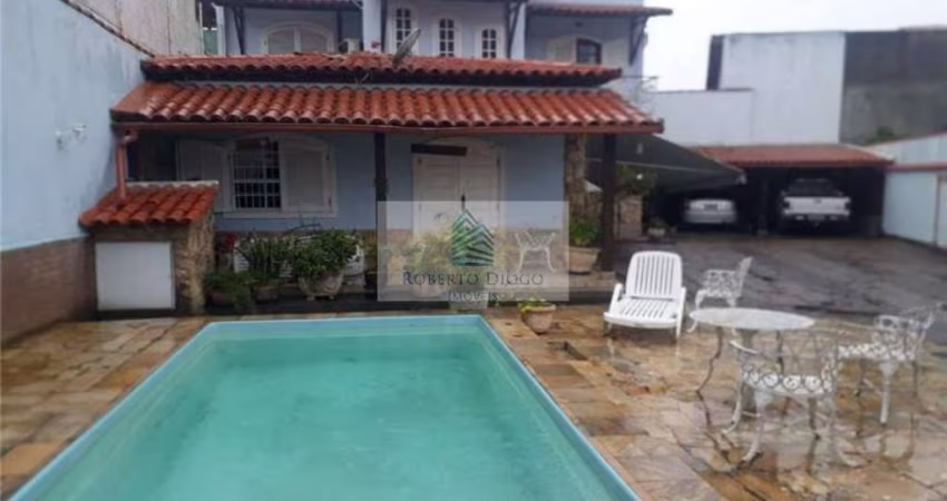 Casa de luxo em condomínio na Taquara, Rio de Janeiro-RJ: 5 quartos, 1 suíte, 1 sala, 3 banheiros, 6 vagas de garagem, 300m².