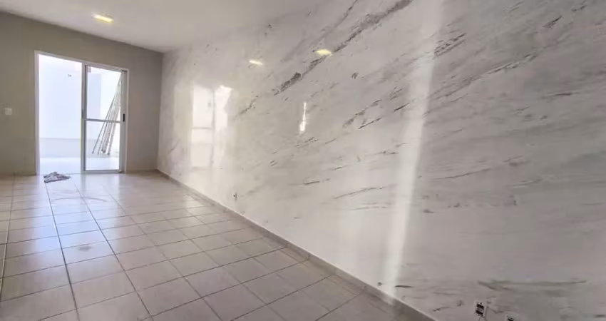 Casa em condomínio com 3 quartos sendo 1 suíte  e 2 vagas.