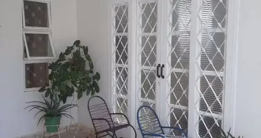 Casa com 2 quartos 2 vagas  edícula no bairro castelo branco.