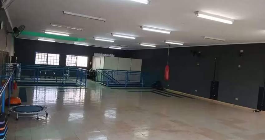 Salão comercial de 413m² de área construída no bairro parque anhanguera.