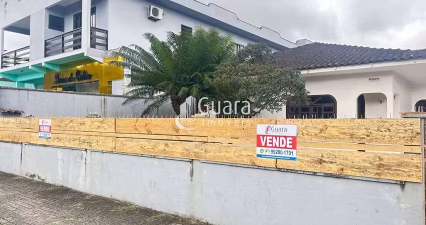 Casa à venda na Rua Xavier Arp, 309, Iririú, Joinville